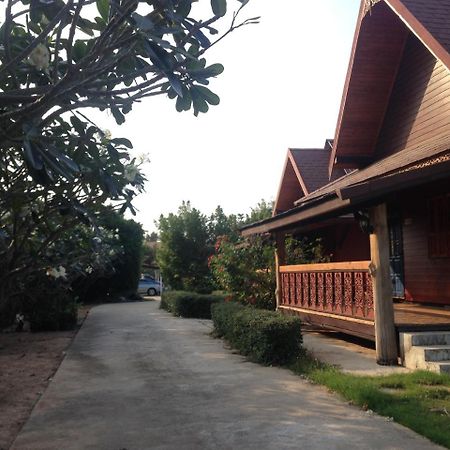 Baan Tawan Shine Surin Hotel Kültér fotó
