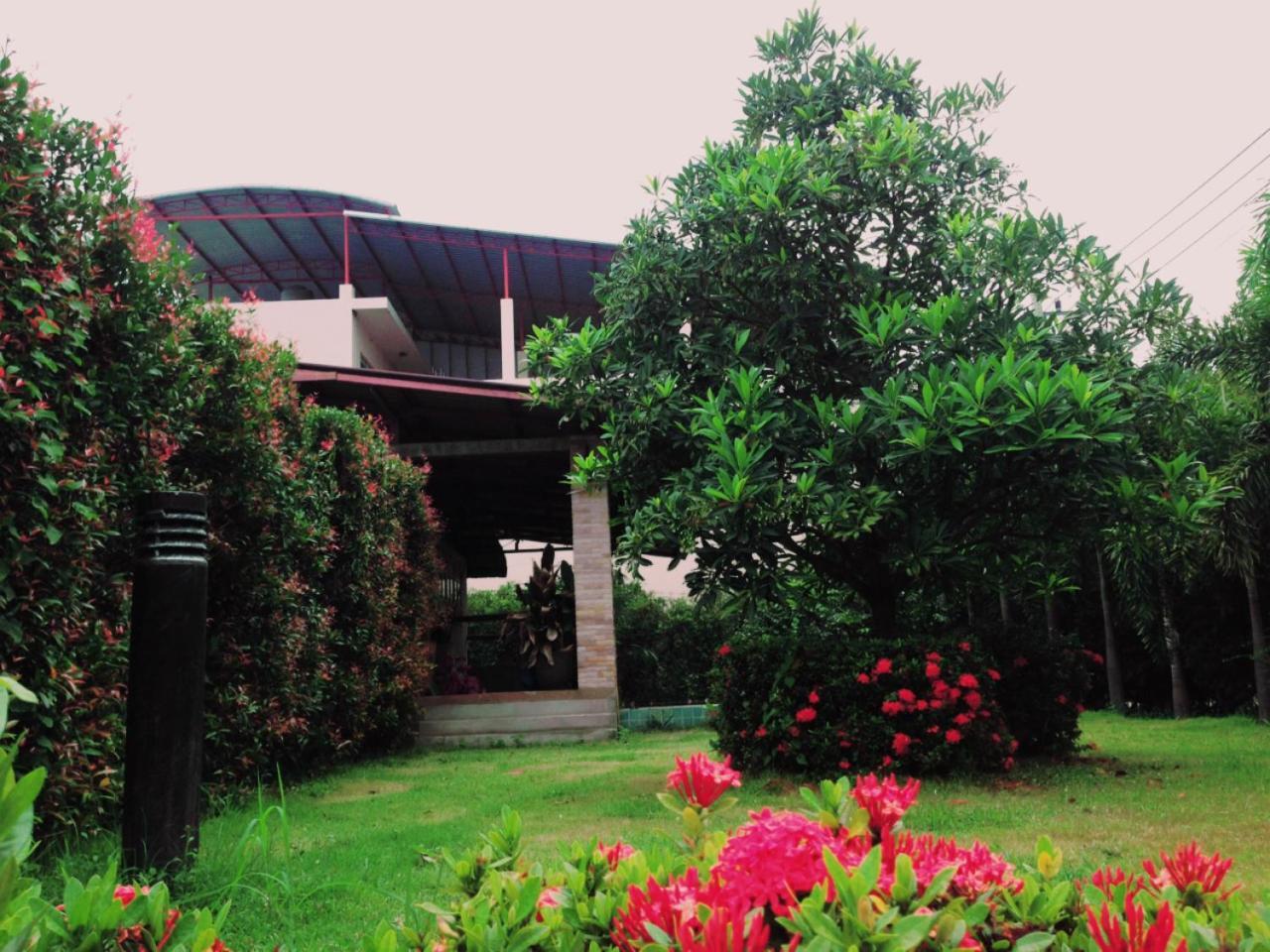 Baan Tawan Shine Surin Hotel Kültér fotó